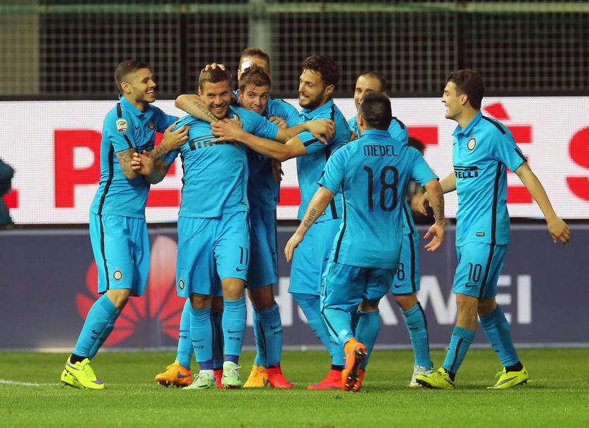 Udinese-Inter 1-2: l&#39;abbraccio a Podolski  l&#39;immagine della felicit nerazzurra. Ap